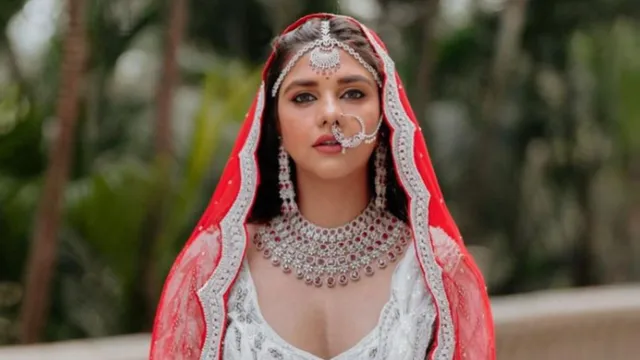 dalljiet-kaur-responds-to-fans-question-about-broken-marriage-with-nikhil-patel